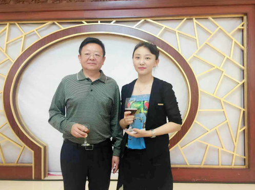 仟億達831999總經(jīng)理王元圓（右一）與慶市市長(cháng)韓立華合影 