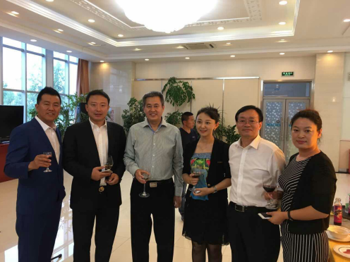 仟億達831999總經(jīng)理王元圓（右三）與慶市副市長(cháng)陳恩等領(lǐng)導合影