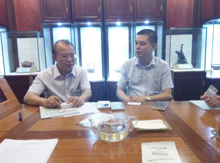  長(cháng)春市副市長(cháng)張敬安（左）與仟億達（831999）董事長(cháng)鄭兩斌（右）進(jìn)行洽談