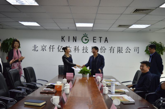 仟億達總裁王元圓與曲沃副縣長(cháng)崔權利簽約現場(chǎng)