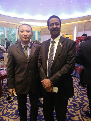 仟億達龐總（左一）與幾內亞能源部部長(cháng)Dr.Cheick Taliby Sylla合影