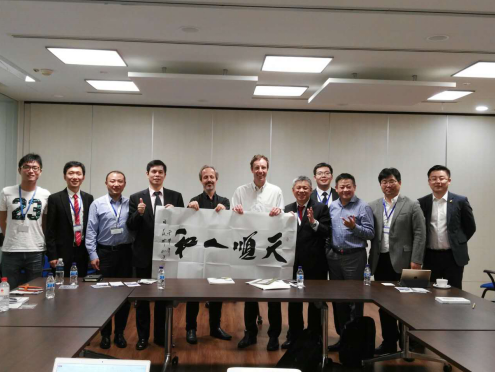 仟億達董事長(cháng)鄭兩斌（左四）與加坡太陽(yáng)能研究中心合影