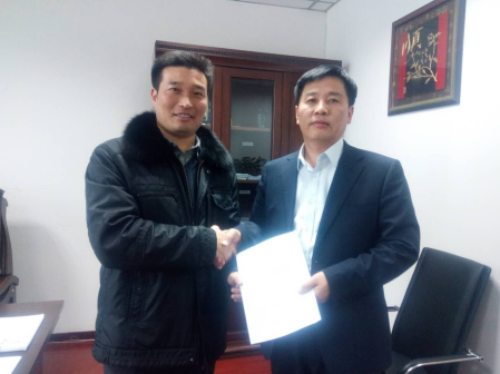 仟億達與榆樹(shù)市閆副市長(cháng)（右）簽約