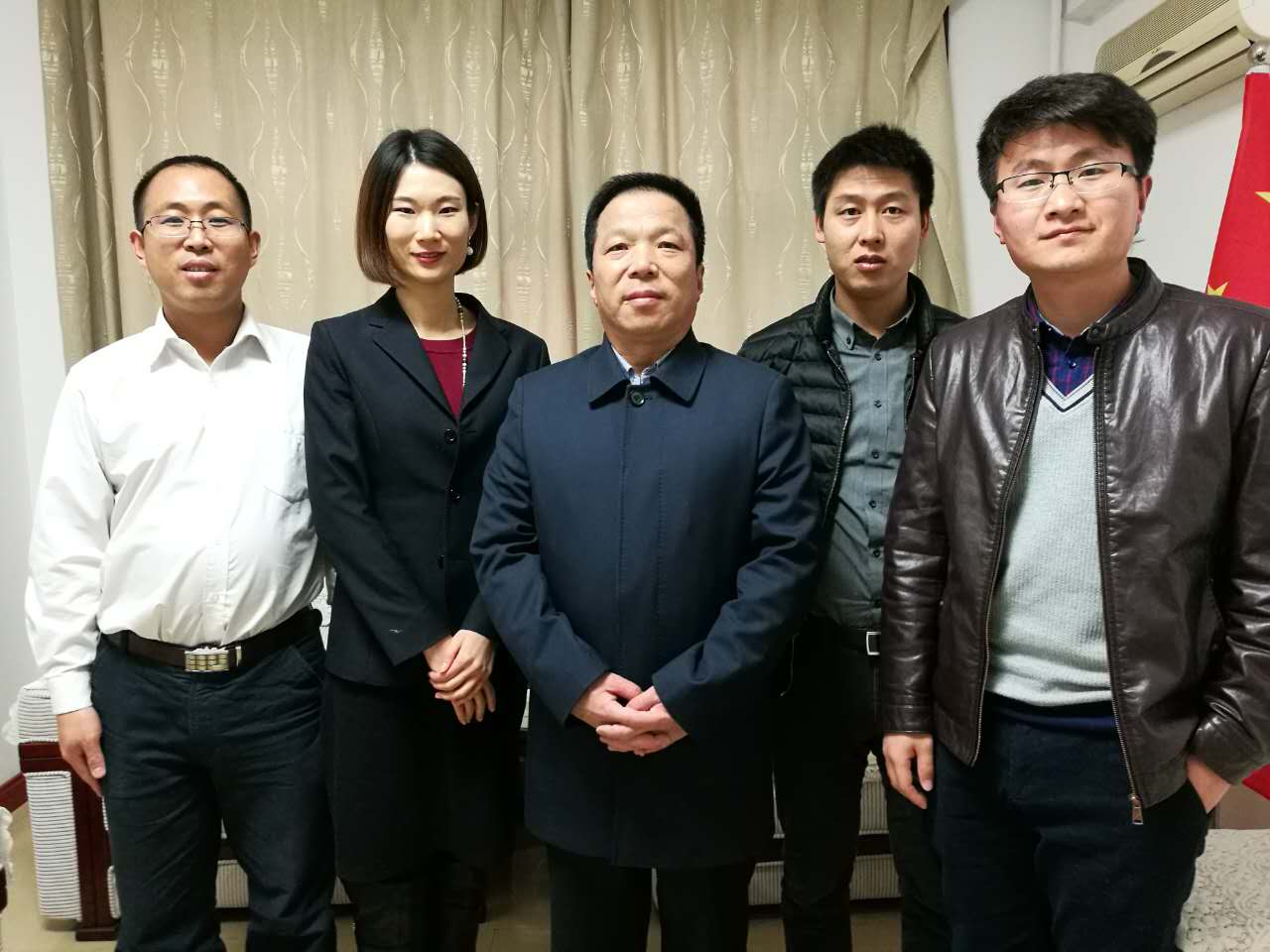 仟億達劉總（右一）與曲沃副縣長(cháng)崔權利（左一）簽約現場(chǎng)