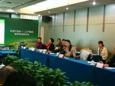 仟億達總裁王元圓（前排左四）應邀參加綠色智庫咨詢(xún)會(huì )