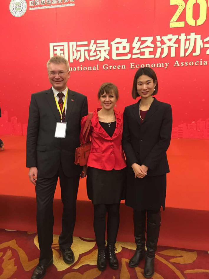  捷斯中合作協(xié)會(huì )監事會(huì )員Rudolf Zachoval（左一）、Sarka Zhang（左二）與 仟億達劉總（右一）合影