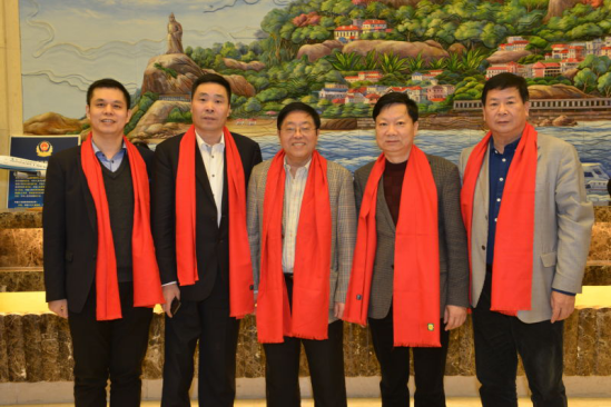 仟億達集團董事長(cháng)鄭兩斌（左一）、陜西廈門(mén)商會(huì )會(huì )長(cháng)陳信雄（左二）、與廈門(mén)市人原副主任汪興裕（正中）、廈門(mén)駐京辦主任王飛（右二）廈門(mén)企業(yè)商會(huì )會(huì )長(cháng)蔣清林（右一）