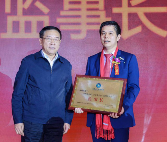 全國歸國華僑聯(lián)合會(huì )主席林軍先生（左一）為仟億達集團董事長(cháng)鄭兩斌（右一）頒發(fā)監事長(cháng)牌匾