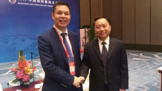 安徽省省長(cháng)李國英（右）與仟億達集團董事長(cháng)鄭兩斌（左）合影留念