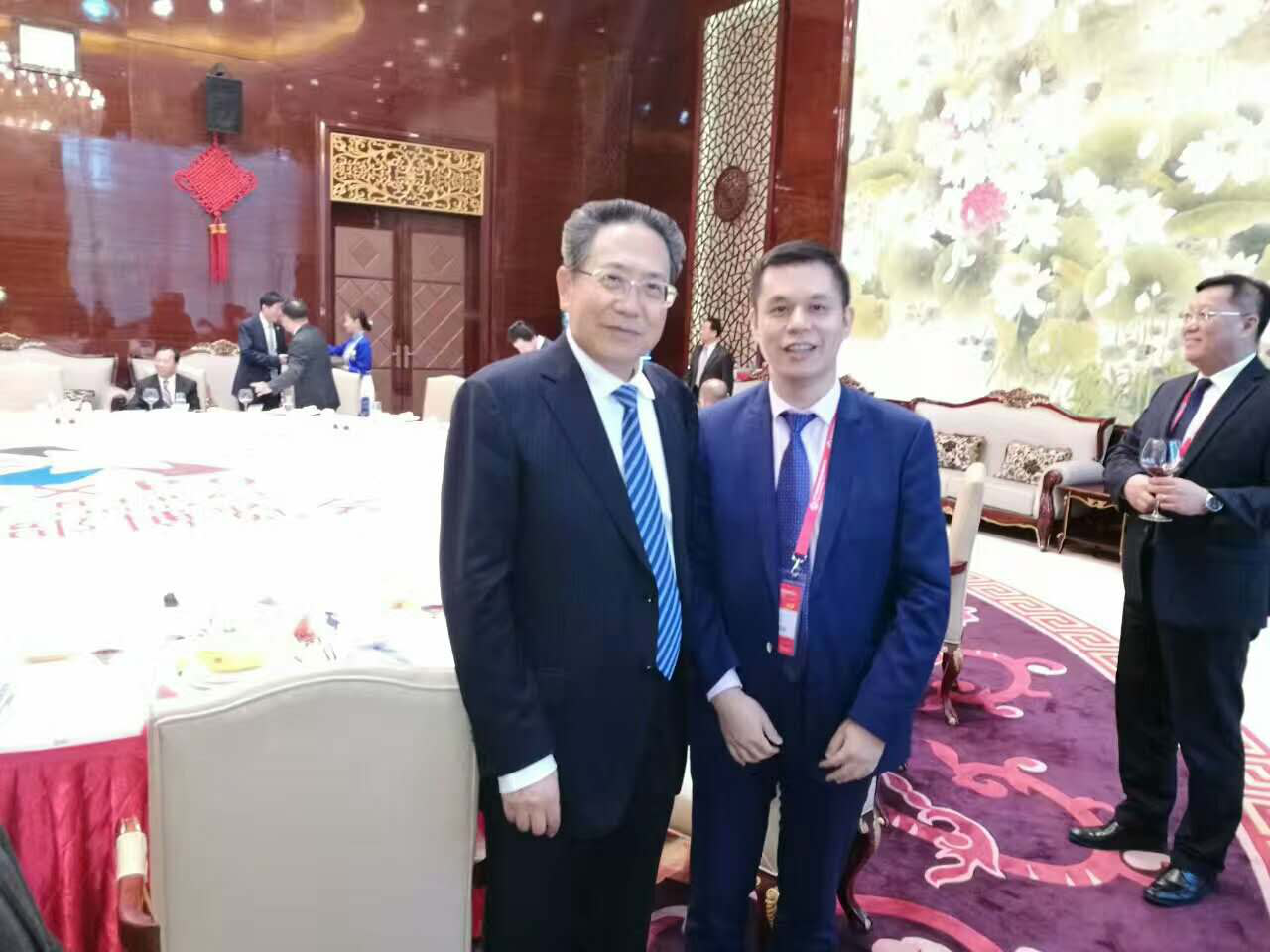 安徽省委書(shū)記、省人常委會(huì )主任李錦斌（左）仟億達集團董事長(cháng)鄭兩斌（右）與合影留念