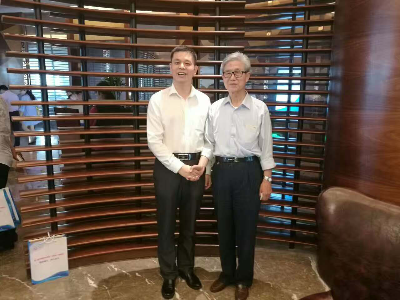 仟億達集團董事長(cháng)鄭兩斌（左）與中國工程院院士顧國彪（右）