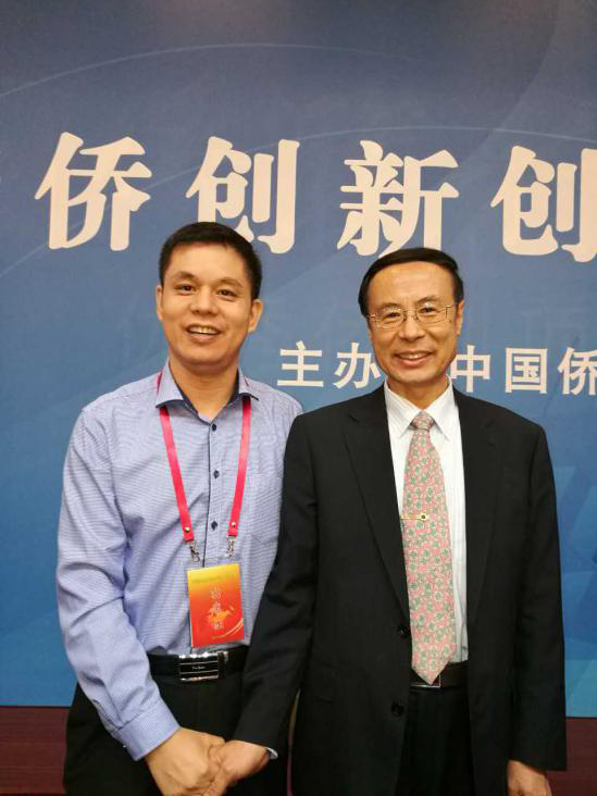 仟億達集團董事長(cháng)鄭兩斌（左）與中國僑聯(lián)黨組書(shū)記、主席萬(wàn)立駿（右）