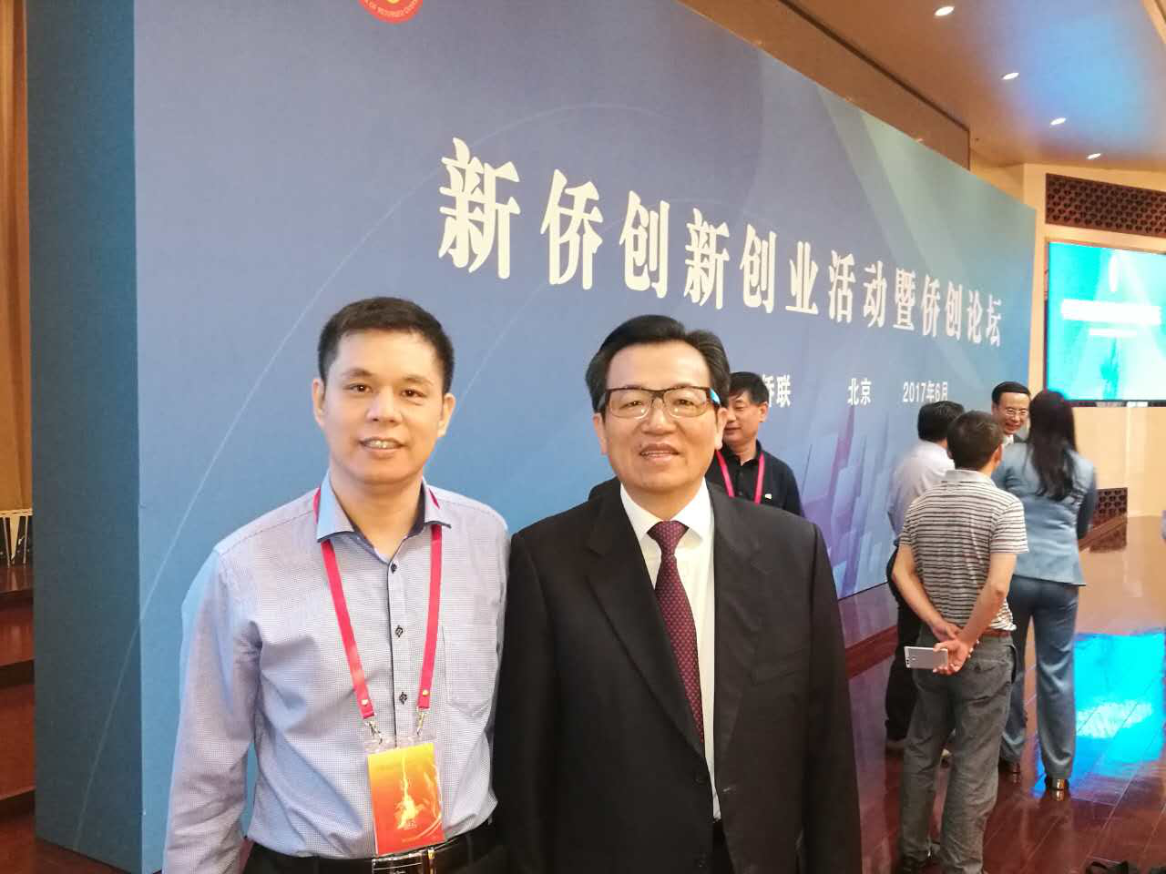仟億達集團董事長(cháng)鄭兩斌（左）與中國僑聯(lián)副主席李卓彬（右）