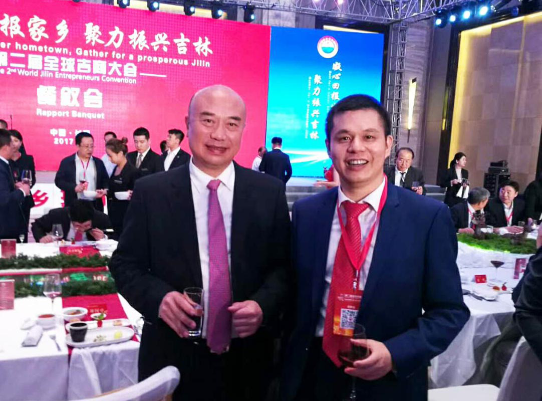 吉林省省長(cháng)劉國中（左）與仟億達集團董事長(cháng)鄭兩斌（右）