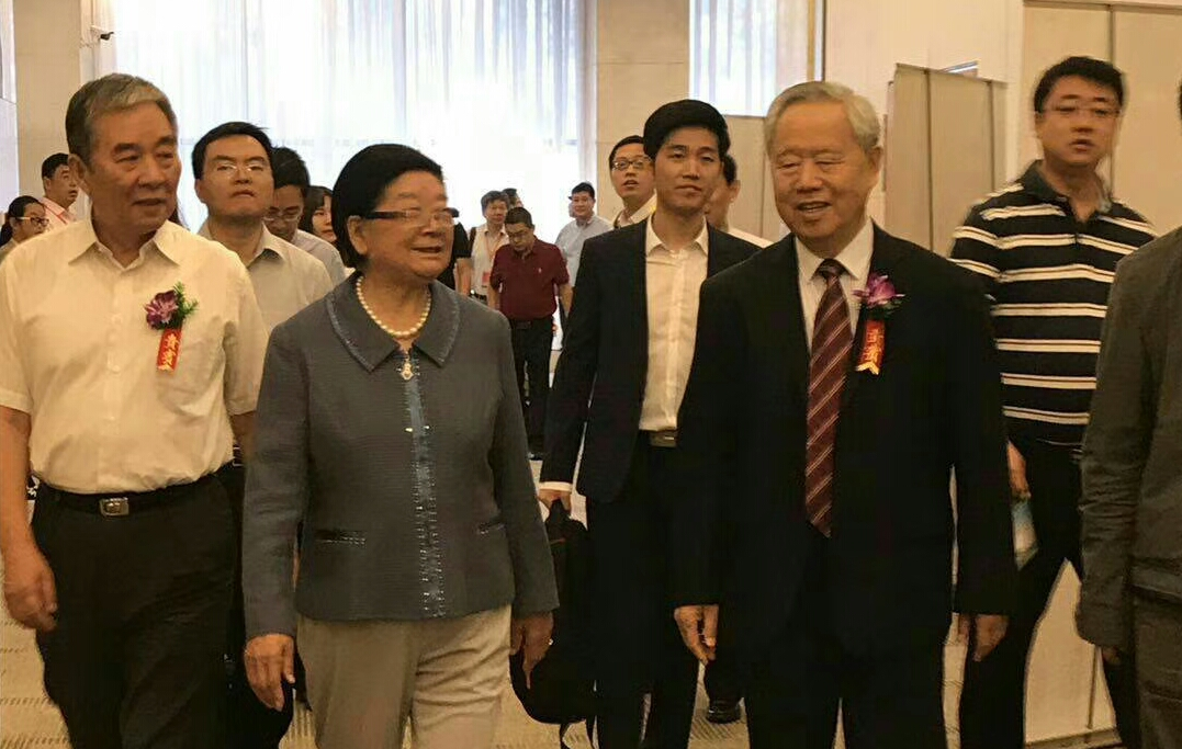 第十屆全國人常委會(huì )副委員長(cháng)顧蓮（女）與各位嘉賓出席論壇