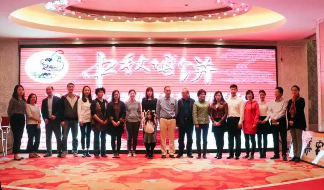 仟億達集團董事長(cháng)鄭兩斌參加廈門(mén)學(xué)北京校友博餅聯(lián)誼會(huì )