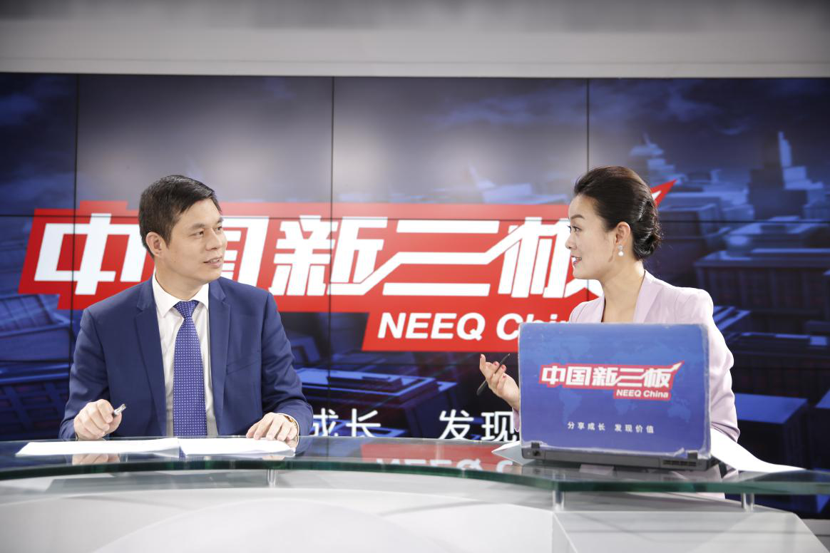 仟億達集團董事長(cháng)鄭兩斌先生與主持人對話(huà)現場(chǎng)
