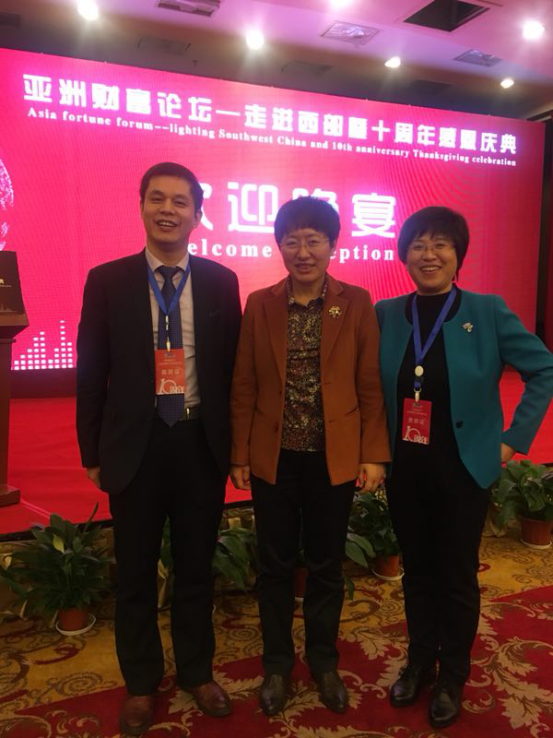 仟億達集團董事長(cháng)鄭兩斌先生（左）與山東省副省長(cháng)兼山東工商聯(lián)主席王隨蓮（中）、山東省工商聯(lián)副主席孫美菊（右）