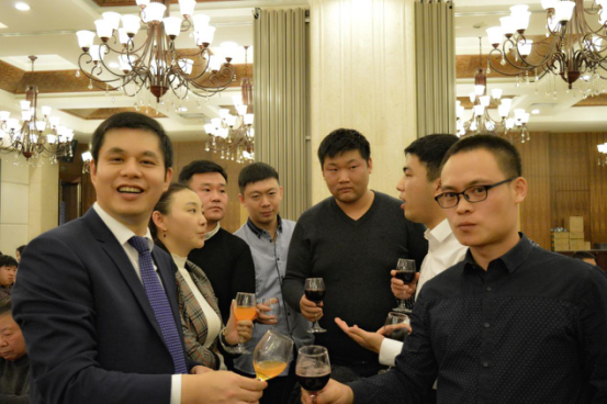 鄭兩斌董事長(cháng)與銷(xiāo)售