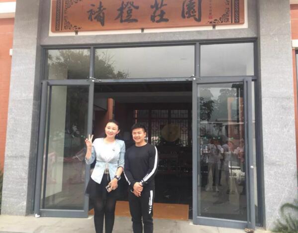 仟億達集團總裁(左)與型動(dòng)體育始人、奧運陳一冰(右)
