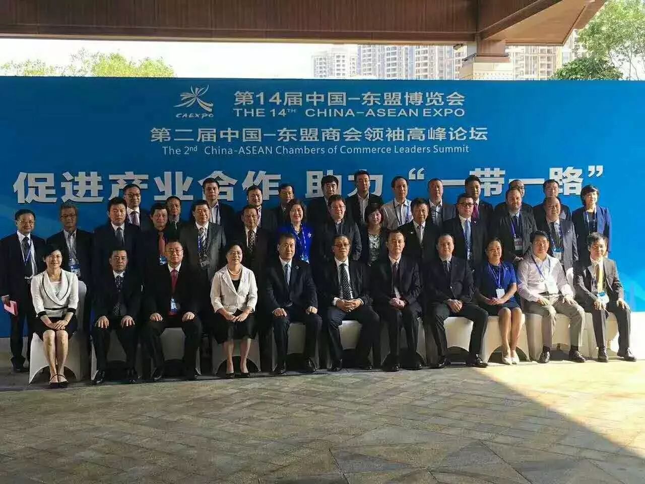 全國工商聯(lián)副主席黃榮(首排右5)、廣西壯族自治區副主席陳剛(首排右6)與仟億達集團董事長(cháng)鄭兩斌(三排左3)等嘉賓合影