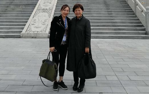 與北京市政府副秘書(shū)長(cháng)陳蓓女士合影